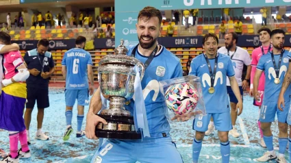 El molviceño José Antonio Raya posa contento con el trofeo de campeón