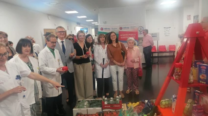 Juan José Pedreño junto a sanitarios del centro de salud de San Andrés