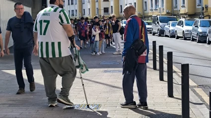 Ismael Ayoso, un aficionado del Córdoba, dialoga con un aficionado de la SD Eibar
