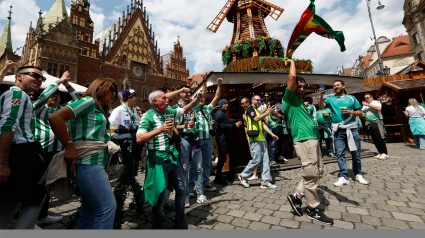 Aficionados del Betis en la Plaza Solny de Breslavia (Polonia) cantan y beben un día antes de la final de la Conference League