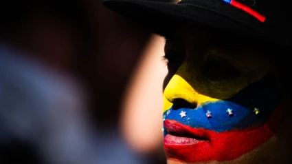 Manifestantes participan en manifestaciones organizadas por la oposición contra la toma de posesión de Nicolás Maduro como presidente desde 2013, en Bogotá, Colombia.