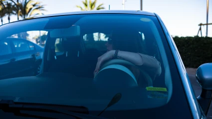 Una chica conduciendo un coche moderno en el sur de España.
