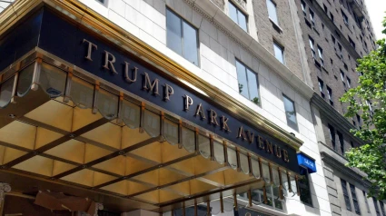 Esta es Trump Park Avenue, anteriormente el Hotel Delmonico, donde se informa que Alexander Rodríguez (también conocido como A-Rod) supuestamente pagó $7.5 millones por un apartamento de cuatro habitaciones.
