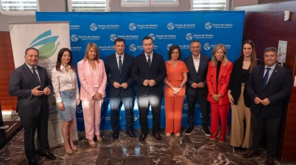 La presidenta de la APA, junto a la alcaldesa y el presidente de Huelva, el presidente de Puertos del Estado y la consejera de Sostenibilidad de la Junta de Andalucía en la foto de familia de las jornadas