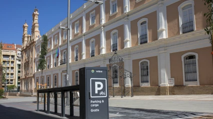 Cargadores de patinetes en la plaza de la Merced