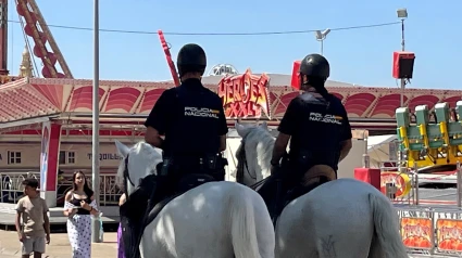 Policía Nacional a caballo por el recinto del Arenal