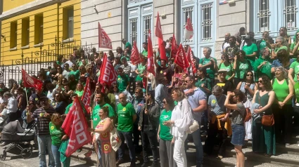 Concentración de docentes en las puertas del IES Santa Clara