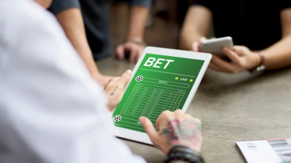 Una personas consulta una página de apuestas deportivas