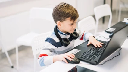 Niño utilizando el ordenador