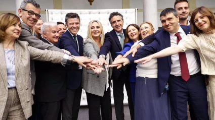 La alcaldesa de Granada, Marifrán Carazo, en el centro en la imagen con su equipo de gobierno local