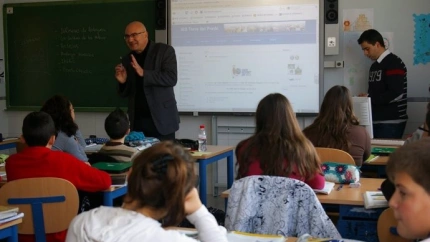 Alumnos y profesores en una clase de secundaria