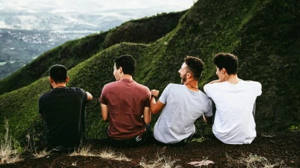 Fortalezas y hábitos únicos de las personas que han crecido sin amigos cercanos