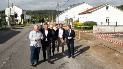 Las autoridades visitaron las obras que está acometiendo la Diputación en A Cabana
