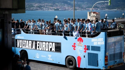Autobús con los jugadores del Celta durante la celebración europea