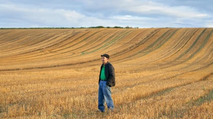ANDOLLU (ÁLAVA), 09/09/2024.- Un hombre camina por un campo de cereal del pueblo alavés de Andollu a primera hora de este lunes, jornada en la que se esperan cielos muy nubosos en la vertiente cantábrica del País Vasco y nubosos en la mediterránea, sobre todo durante la segunda mitad del día cuando habrá probabilidad de lluvias débiles y ocasionales. EFE/ L. Rico