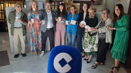 Personalidades invitadas presentan la baraja especial