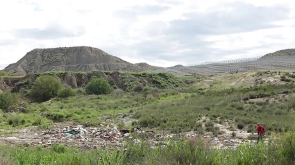 Paraje de Barranco Hondo con residuos de obra que afloran del suelo en una imagen de IU