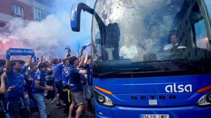 Aficionados del Oviedo reciben al autobús del equipo