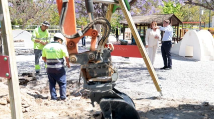 La alcaldesa de Valencia, María José Catalá, visita el inicio de los trabajos de renovación del área de juegos infantiles en el antiguo cauce del río Turia.