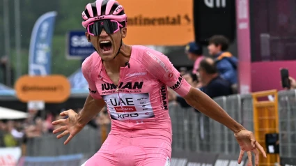 Isaac Del Toro celebra su victoria en la meta de Bormio en la 17ª etapa.