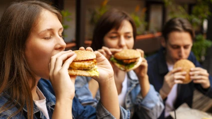 Jóvenes comiendo hamburguesas
