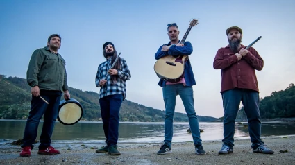 Los cuatro intregrantes de Böj a orilas de la ría de Ferrol en San Felipe