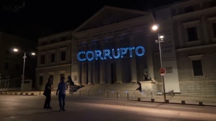 La proyección sobre el Congreso de los Diputados del mensaje "Sánchez Corrupto"