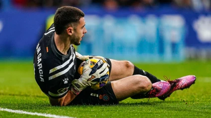 Joan García del RCD Espanyol durante el partido de La Liga EA Sports entre el RCD Espanyol y el Girona FC disputado en el RCDE Stadium el 10 de marzo de 2025 en Barcelona.
