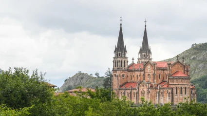 Basílica de Santa María de la Real en Covadonga entre el bosque