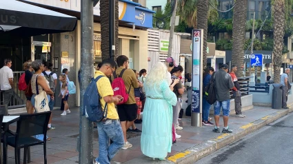 Decenas de personas esperan el 23 en la parada de Alfonso El Sabio de Alicante.