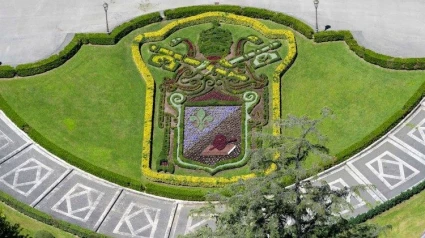 Escudo del Papa en los jardines del Vaticano