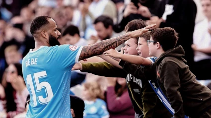 Bebé en una imagen con la afición de la UD Ibiza