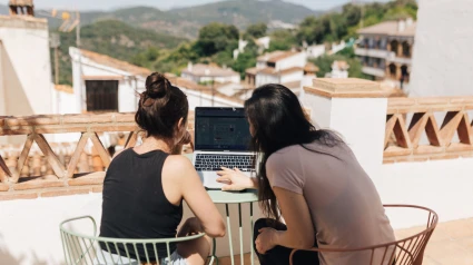 (Foto de ARCHIVO)Imagen de archivo de dos jóvenes con un ordenador portátil en un entorno rural.DIPUTACIÓN DE MÁLAGA30/3/2024