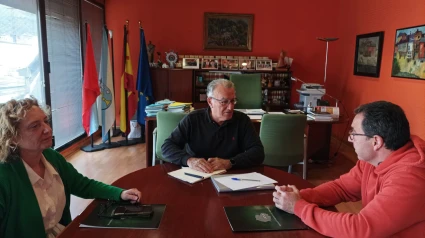 Los representantes de AEVA se reunieron con el alcalde de O Barco, Alfredo García