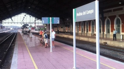 Isabel Hernández, miembro de la Plataforma de Usuarios del AVE, explica en COPE los motivos de la concentración
