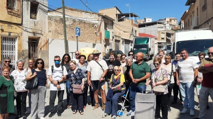 Vecinos de la calle Portijico de Lorca, que no ha sido sometida a obras de reforma integral desde hace más de 40 años