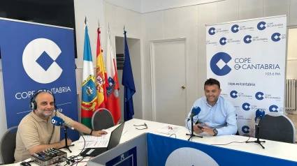 Jaime del Olmo y el alcalde de Marina de Cudeyo, Pedro Pérez Ferradas, en el salón de plenos