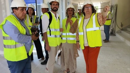 Políticos visitan las obras del nuevo geriátrico d'Es Migjorn