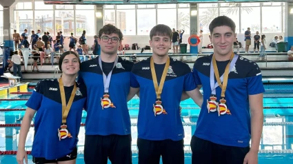 Parte de la expedición motrileña con sus medallas al cuello