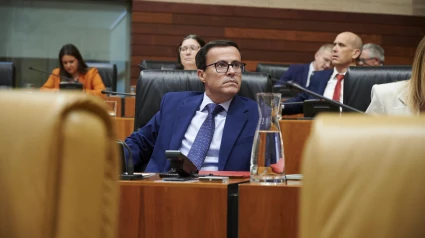 Gallardo, sentado en su escaño en la Asamblea de Extremadura