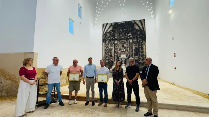 El alcalde, vecinos y representantes de la Fundación Iniciativas El Gigante en la iglesia de San Pedro