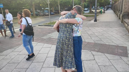 Fernanda López, abogada de la acusación particular, se abraza con la hermana de Cristina Cabo