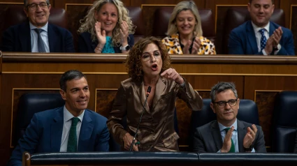 María Jesús Montero (C), vicepresidenta primera del Gobierno español, asiste durante el pleno del Congreso de los Diputados