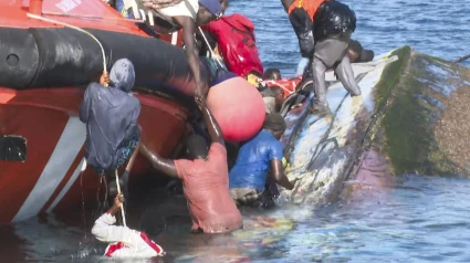 Captura del video de RTVE Canarias, del momento en el que este miércoles volcó un cayuco con unos 160 ocupantes en el puerto de La Restinga (El Hierro), cuando se aproximaba a la Salvamar Diphda de Salvamento Marítimo, ya atracada, para ponerse a su costado.