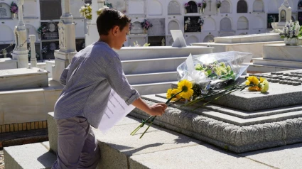 Homenaje al poeta y a su esposa