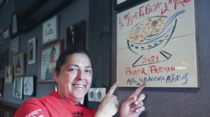 Pilar Meana señalando el galardón de 'La Mejor Fabada del Mundo'
