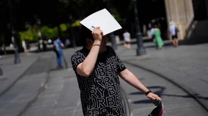 Un hombre se protege del sol