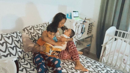 Nerea Guarch junto a sus hijos