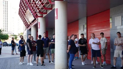 La afición grana guardó cola toda la noche buscando entradas