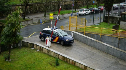 El coche de la Policía Nacional llega al garaje de Comisaría